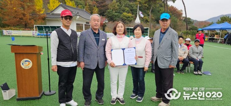 선수 선서 기념사진(왼쪽부터 김종석 선수, 정형찬 화순군체육회장, 송영숙 화순군그라운드골프협회장, 양금남 선수, 조영택 전남그라운드골프협회장