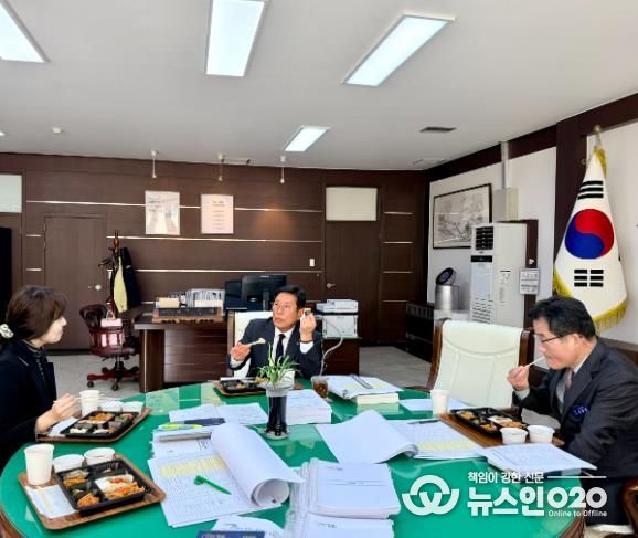 조상래 곡성군수와 군 관계자들이 도시락 회의를 하며, 2026년 예산안을 검토하고 있는 모습