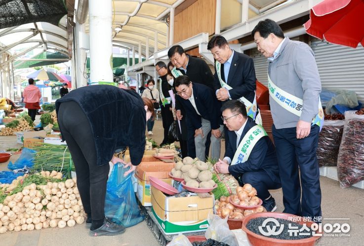전남도의회 농수산위원회, 영암 5일시장에서 전통시장 장보기