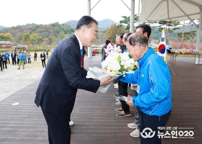 구복규 화순군수가 표창하는 모습