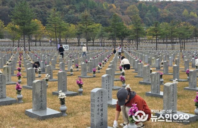 2025년 독립유공자 후손 장학생들이 국립서울현충원 묘역 정화 봉사를 하고 있다.