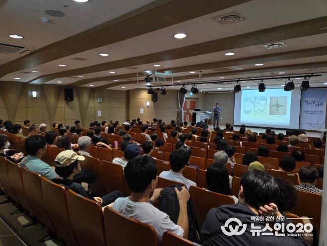 지난 9월 시청 직원과 순천시민을 대상으로 시민인문학 '도서관에서 만난 사람' 강연을 진행하고 있다