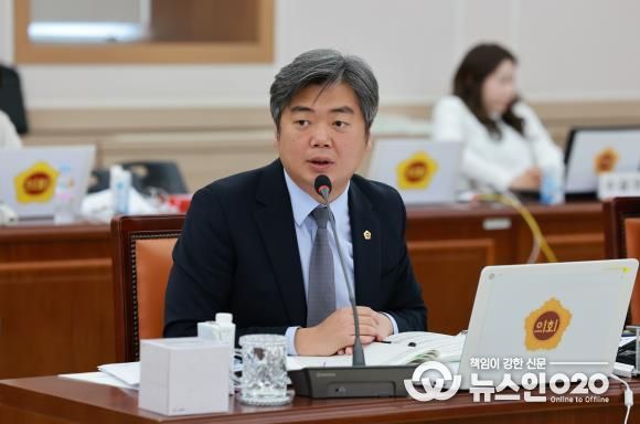 행정사무감사 중인 박원종 전남도의원