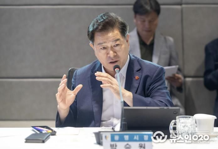 박승원 광명시장이 지난 9월 시청 컨퍼런스룸에서 열린 '2025년 제2차 재정전략회의'에 참석해, 재정 전문가들과 함께 국가 재정정책 기조에 따른 지방 대응 전략과 광명시 재정 혁신 방향을 심도 있게 논의했다.