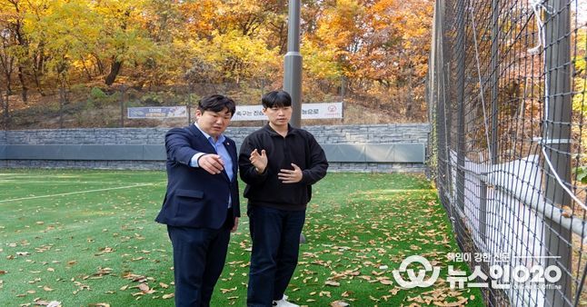 박철우 의원(왼쪽)이 삼각산 족구장 인조잔디 포장 및 배수시설 정비 현장을 점검하며 주민 이용 편의 향상 방안을 논의하고 있다.