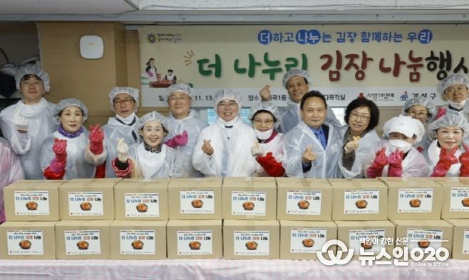 진교훈 서울 강서구청장(왼쪽 여섯 번째)이 화곡1동주민센터에서 열린 ‘김장 나눔행사’에서 봉사자들과 기념촬영을 하고 있다.