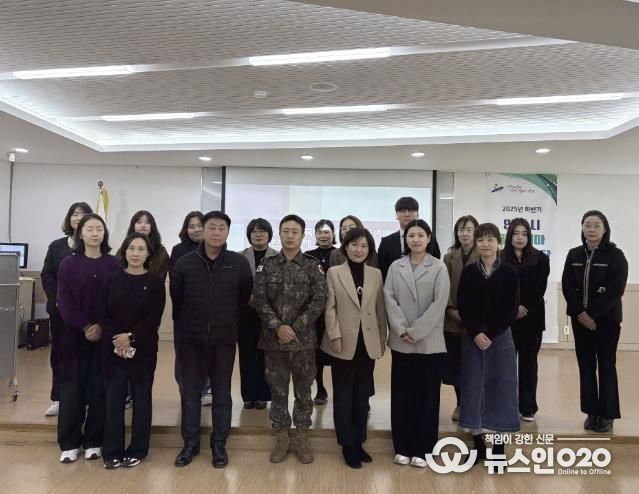 안산시 말라리아 퇴치사업단이 13일 단원보건소에서 하반기 말라리아 퇴치사업단 회의를 진행하고 함께 기념촬영을 하고 있다.