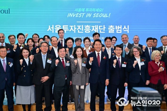 구미경 의원이(두번째줄, 오른쪽에서 다섯 번째 갈색 정장) 행사에 참석하여 기념사진을 촬영하고 있다.