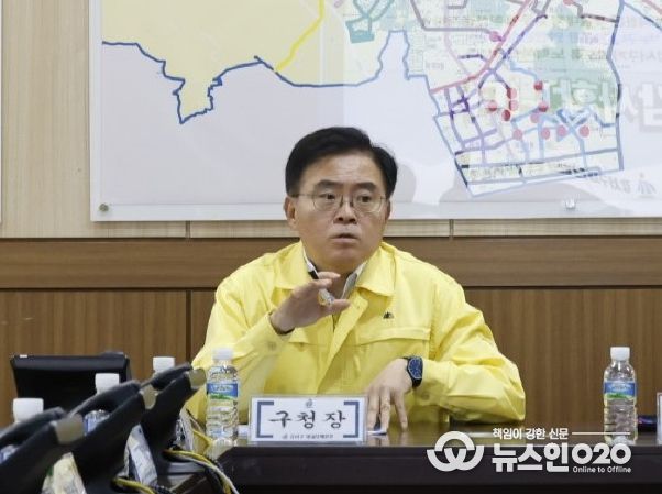 진교훈 서울 강서구청장이 구청에서 ‘제설대책본부 발대식’을 갖고 재난 안전 부서장들과 함께 겨울철 제설대책을 최종 점검하고 있다. 구는 2026년 3월 15일까지 4개월간을 제설대책기간으로 정하고 24시간 비상근무체제에 들어간다.