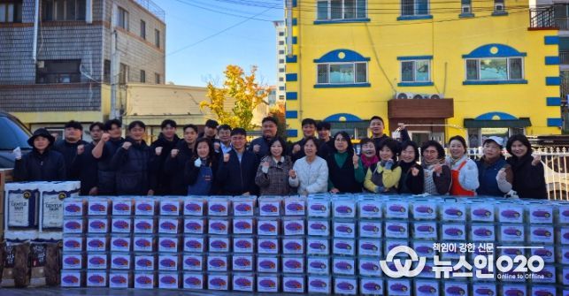 수원시 여성단체협의회가 사랑의 김장 담그기 행사 후 기념사진을 촬영하고 있다.