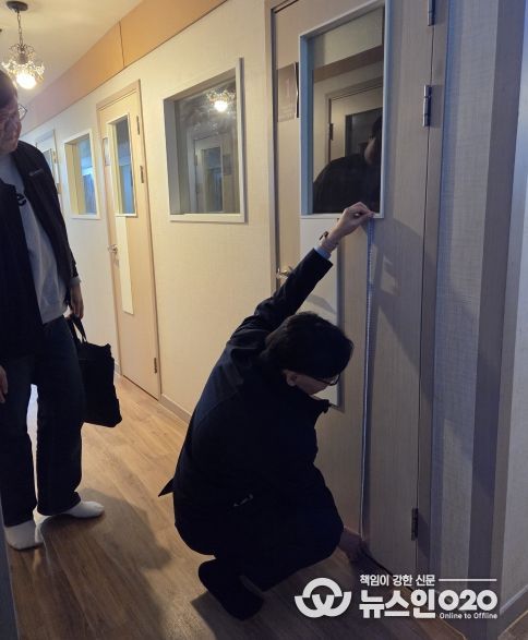 수원특례시, 유관기관 관계자들이 신종·변종 룸카페를 대상으로 합동점검을 진행하고 있다.