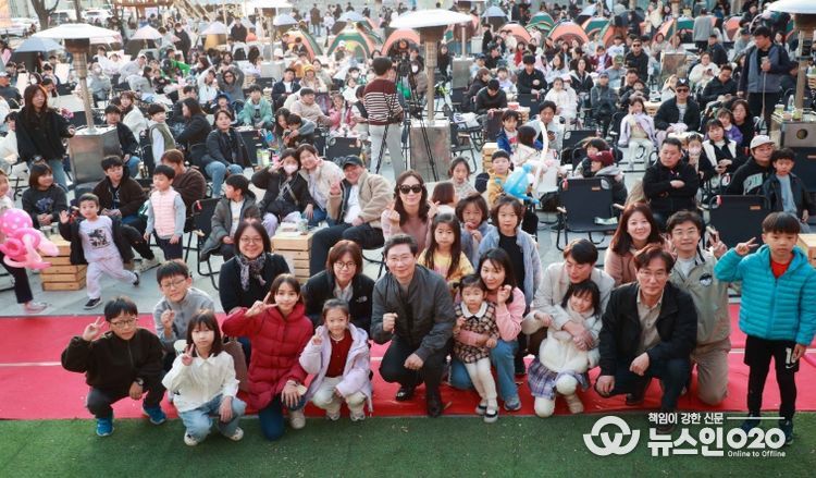 이상일 용인특례시장이 15일 용인포은아트홀 문화광장에서 열린 ‘2025 어텀라운지 페스티벌’에 참석해 시민과 소통의 시간을 갖고 있다