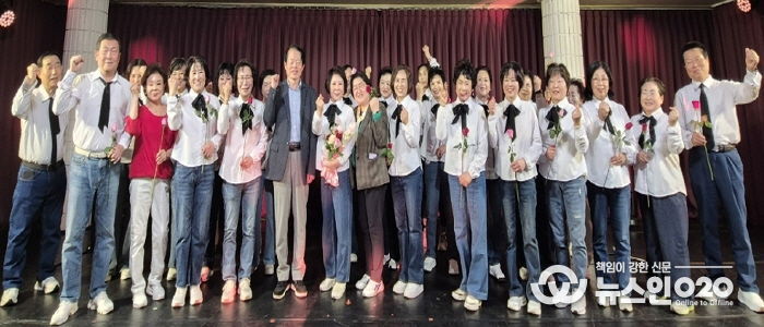 수원시 영통구 광교2동 라온시니어 합창단, 주민 환호 속에 정기연주회 성료