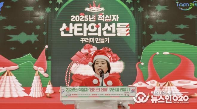 타의 선물 꾸러미 전달식에서 신계용 과천시장이 인사말을 하고 있다