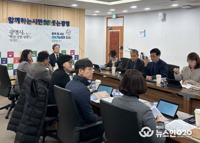 정순욱 광명시 부시장이 17일 '2025년도 세외수입 징수대책 보고회'를 주재하고 있다.