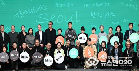 오세훈 서울시장이 17일(월) DDP에서 열린 'WHY2025 글로벌 디자인 포럼'에서 주요 참석자들과 기념촬영하고 있다.