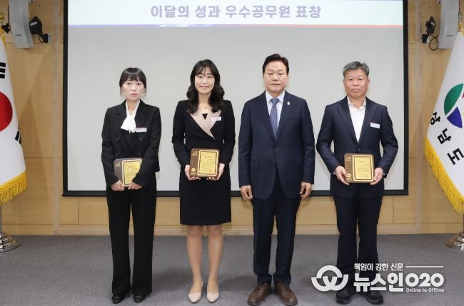 우수공무원시상-왼쪽부터노지선주무관,이영미주무관,김동환사무관