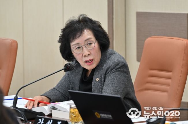 신복자 서울시의원이 여성가족실 행정사무감사에서 질의를 하고 있다.