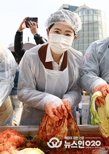 구미경의원 김장행사에 직접 참여하고 있다