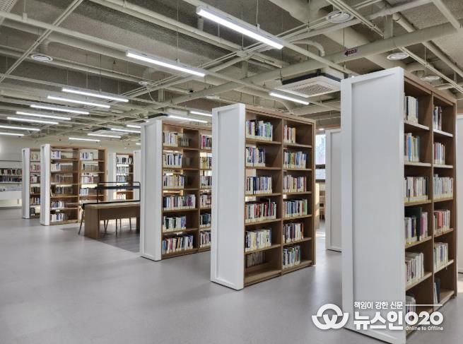 구성도서관 서가