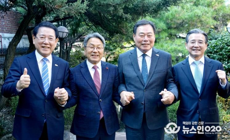 김영록 전라남도지사(왼쪽)가 19일 서울에서 광주 민간·군공항 통합이전 현안 논의와 관련, 김용범 대통령실 정책실잘(오른쪽), 강기정 광주광역시장(왼쪽 두 번째), 김산 무안군수와 간담회를 한 후 기념촬영을 하고 있다.