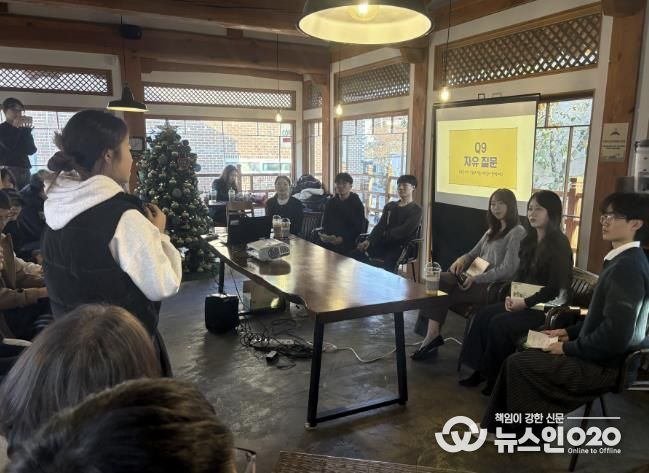 이주배경청소년 선·후배가 교류하는 진로콘서트를 열고 있다.