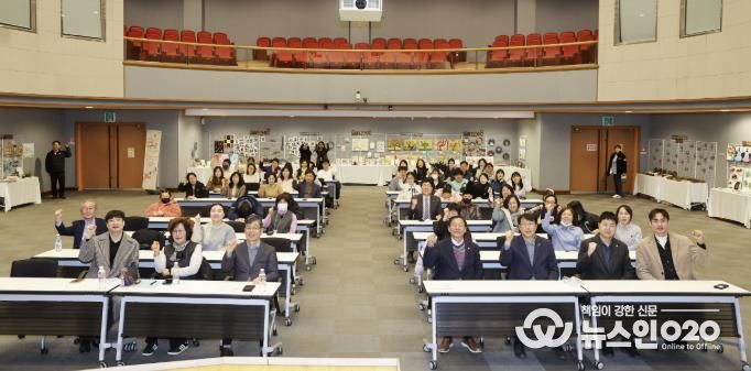 장애인 학습자들이 18일 안산문화예술의전당 국제회의장에서 ‘안산시 장애인 평생학습 성과공유회’를 진행하고 있다.