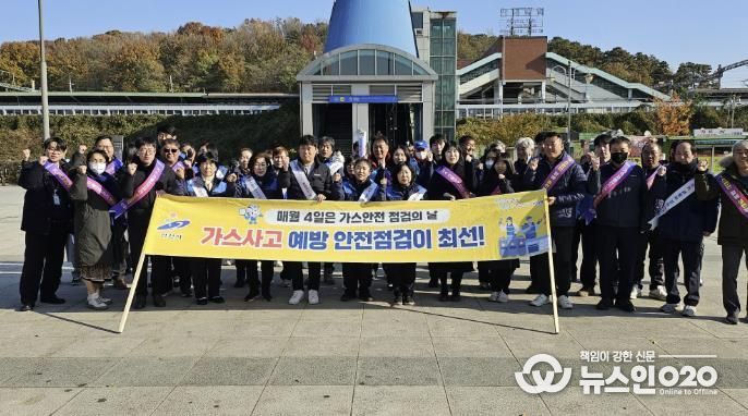 한국가스안전공사 경기서부지사 등 6개 기관 관계자들이 19일 한대앞역 광장 일원에서 겨울철 가스안전 합동 캠페인을 진행하고 있다.