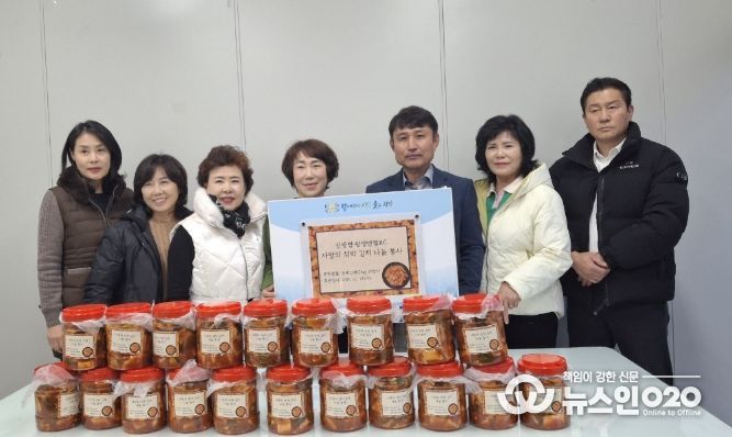 신광명·광명엔젤로터리클럽은 지난 19일 광명7동 행정복지센터에서 관내 독거노인, 한부모가족 등 저소득 취약계층 20가구에 섞박김치를 전달하는 나눔 봉사활동을 펼쳤다.