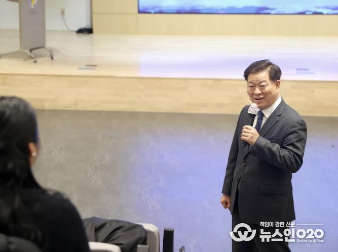 박승원 광명시장이 지난 20일 업사이클아트센터에서 신규 임용 공직자를 대상으로 실시한 ‘지속가능발전교육(ESD)’에 참석해 인사말을 하고 있다