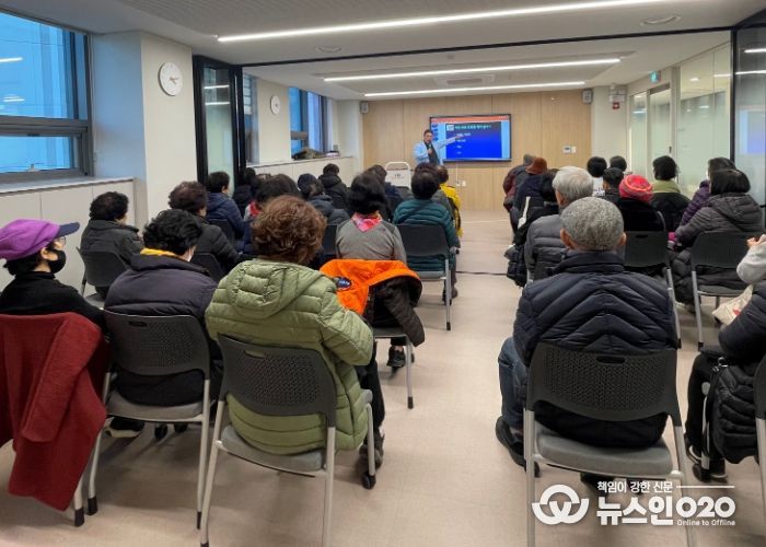 20일 철산건강생활지원센터 건강교육실에서 '우리동네 건강강좌'를 진행하고 있다.