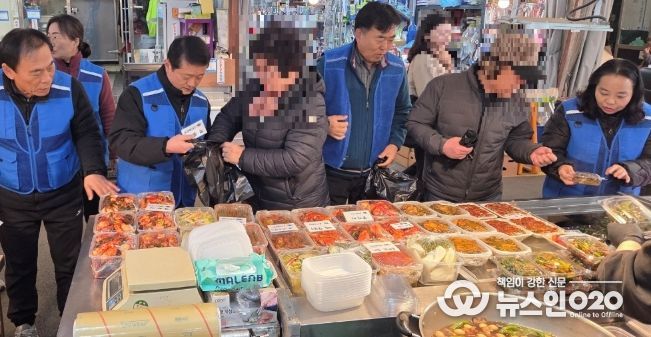 광명시 광명5동 지역사회보장협의체는 지난 20일 위원들과 1:1로 매칭된 독거어르신들이 새마을시장 내 반찬가게에서 반찬쿠폰으로 반찬을 구입하며 외출과 교류의 시간을 갖는 ‘CMS 반찬사업’을 진행했다.