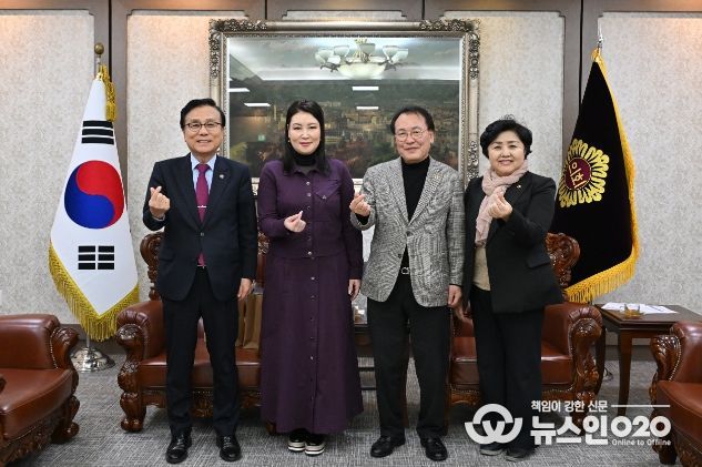 서울시의회를 방문한 울란바타르시의회 행정위원장과 서울시의원들이 기념사진을 찍고 있다. (왼쪽부터 강석주 서울시의원, 울란바타르시의회 행정위원장, 이종환 서울시의회부의장, 김영옥 보건복지위원장)