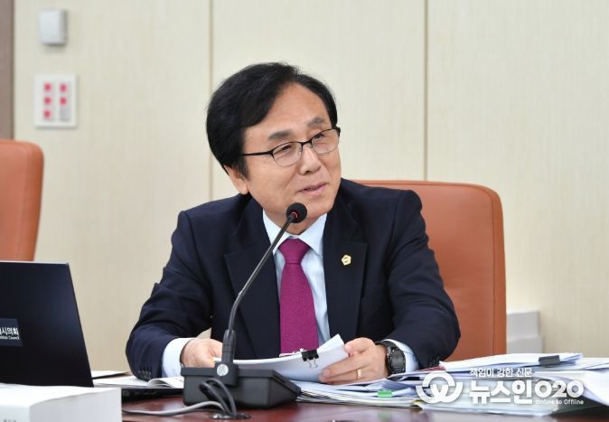 강석주 의원이 서울시 복지실 행정사무감사에서 질의를 하고 있다.