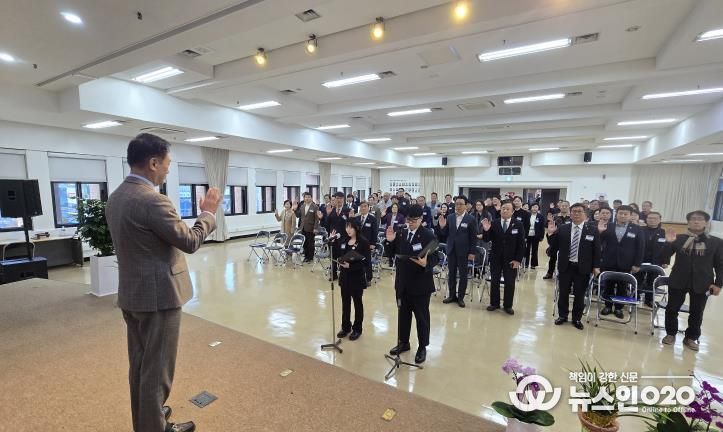 의장인 이재명 대통령을 대신해 자문위원 선서를 받는 정장선 평택시장