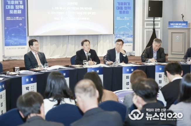 이재준 수원시장이 패널토론에서 발언하고 있다.