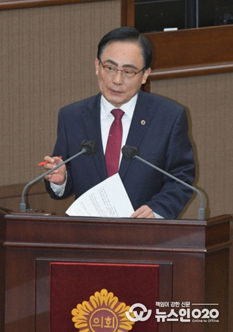 김형재 의원이 18일 열린 서울시의회 제333회 정례회 시정질문에서 정근식 서울시교육감을 상대로 질의를 하고 있다.