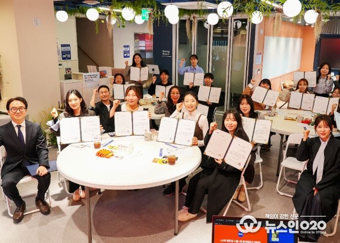 광명시 청춘곳간의 ‘소비자 멘토링 스쿨 1기’ 참여자들이 기념사진을 촬영하고 있다.