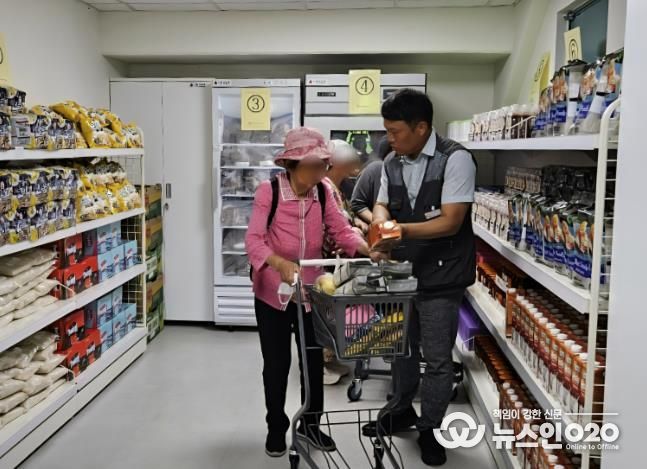 '그냥드림' 시범 사업장으로 선정된 광명푸드뱅크마켓 센터에서 취약계층에 식품을 지원하고 있는 모습
