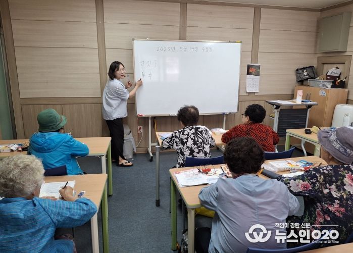 언어학습기 활용 충남형 성인 문해교육 수업 모습 (사진제공: 금강종합사회복지관)