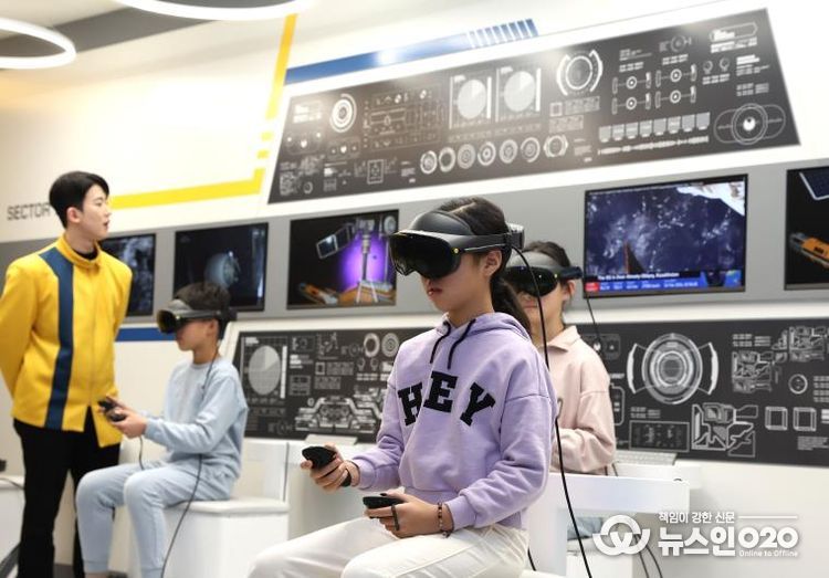 강남미래교육센터에서 체험프로그램에 참가하는 어린이들