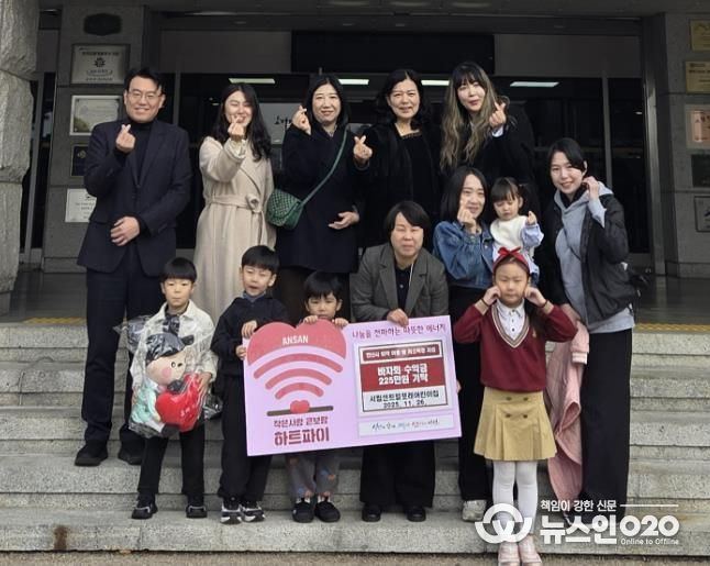 두현지 여성보육과장(맨 앞줄 왼쪽 네번째)이 26일 시립센트럴포레어린이집 아동 및 학부모들로부터 바자회를 통해 모금한 수익금을 기탁받고 함께 기념촬영을 하고 있다.