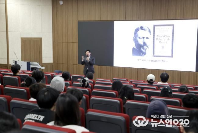 이상일 용인특례시장이 26일 단국대학교 국제관에서 학생들을 대상으로 리더십 특강을 하고 있다.