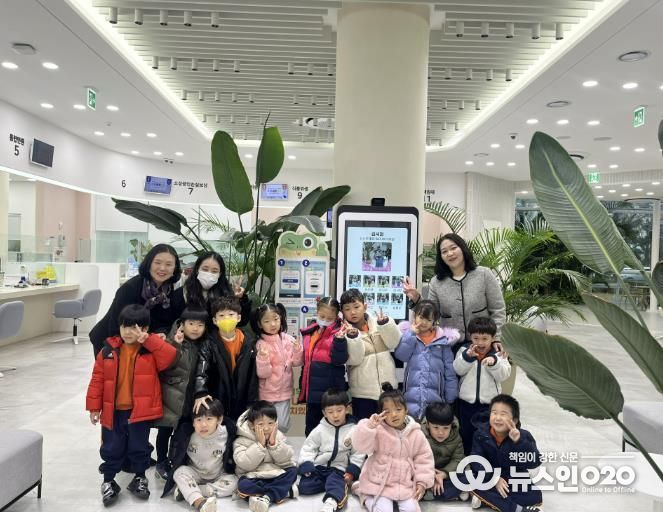 기부키오스크 체험 프로그램 참여자들이 단체사진을 촬영하고 있다.