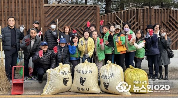 광명시 철산4동 행정복지센터는 지난 26일 가을철 낙엽으로 인한 빗물받이 막힘과 침수 피해를 예방하고 깨끗한 생활환경을 조성하기 위해 ‘2025년 가을철 낙엽 대청소’를 실시했다.