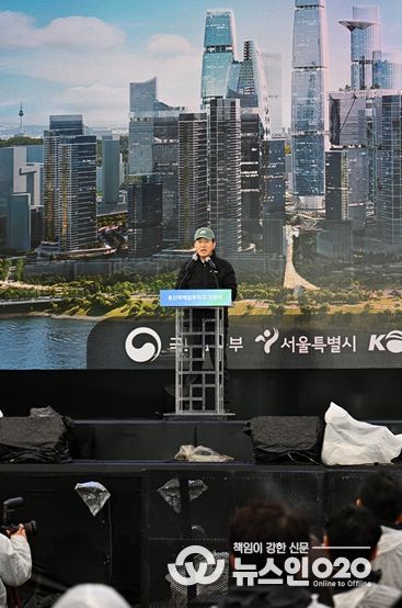 오세훈 서울시장이 27일 용산구 철도정비창 일대에서 열린 '용산국제업무지구 기공식'에서 기념사하고 있다.