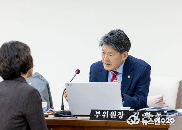 행정사무감사 중인 강서구의회 미래복지위원회 김희동 부위원장