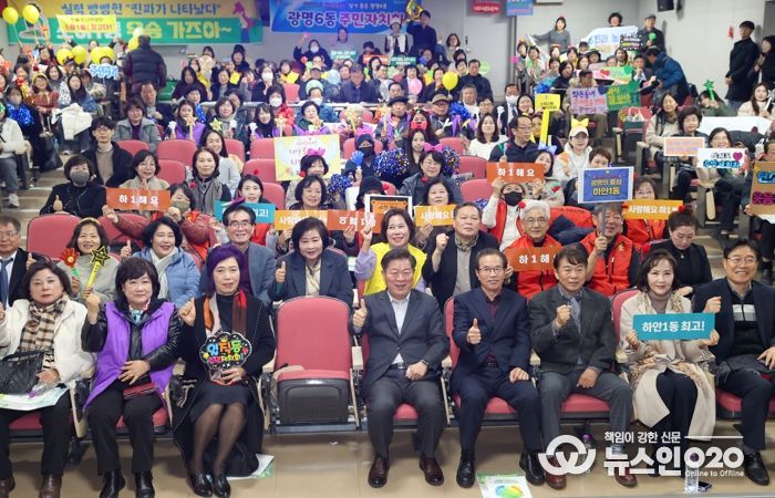 박승원 광명시장(사진 첫줄 왼쪽 네 번째)이 지난 28일 광명시 열린시민청 민방위교육장에서 열린 ‘2025년 광명시 주민자치 우수사례 경연대회’에 참석해 18개 동 주민자치회 위원들과 기념사진을 촬영하고 있다.