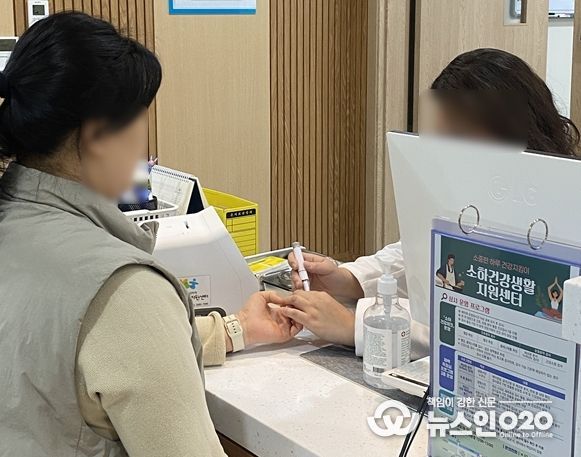 소하건강생활지원센터에서 지역 주민들을 대상으로 당화혈색소 검사가 진행되고 있다.