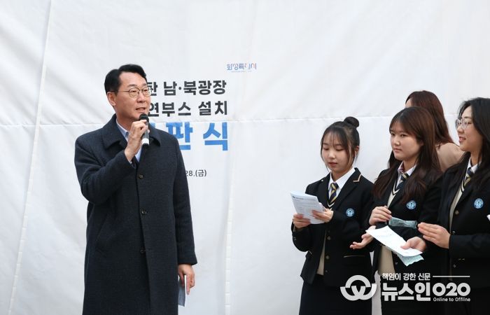 정명근 화성특례시장이 학생들과 흡연부스 설치에 따라 정화된 거리 환경에 대해 이야기 하고 있다